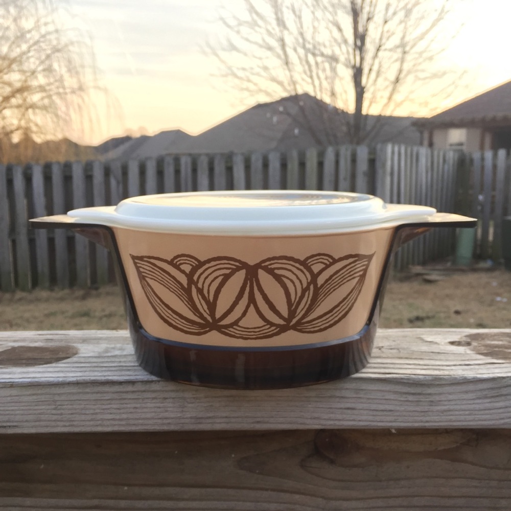 Brown Raffia Brown Onion Vintage Pyrex 475 with Cradle